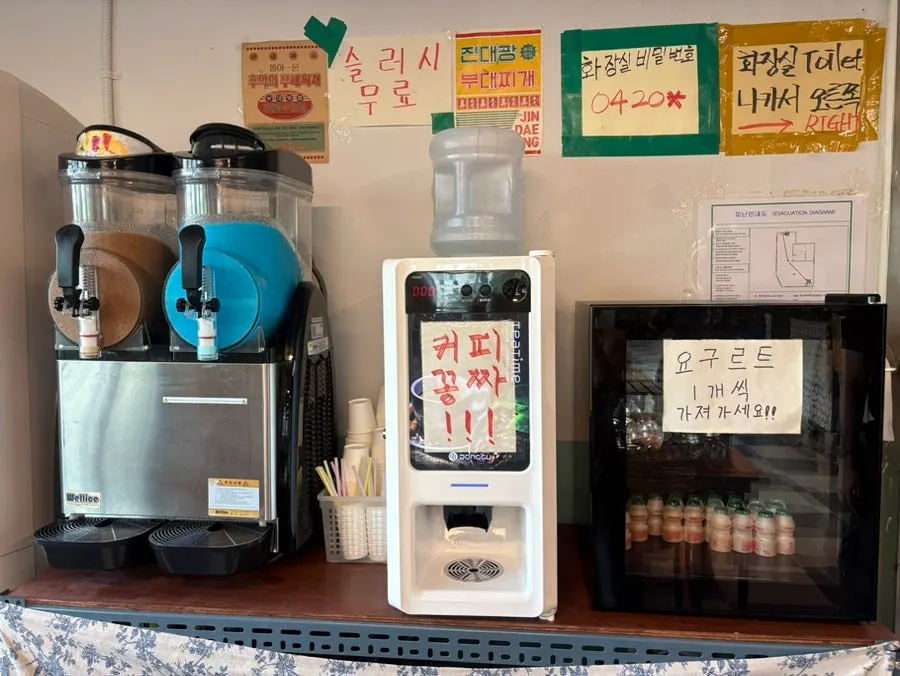 Self-service corner noting unlimited rice refills