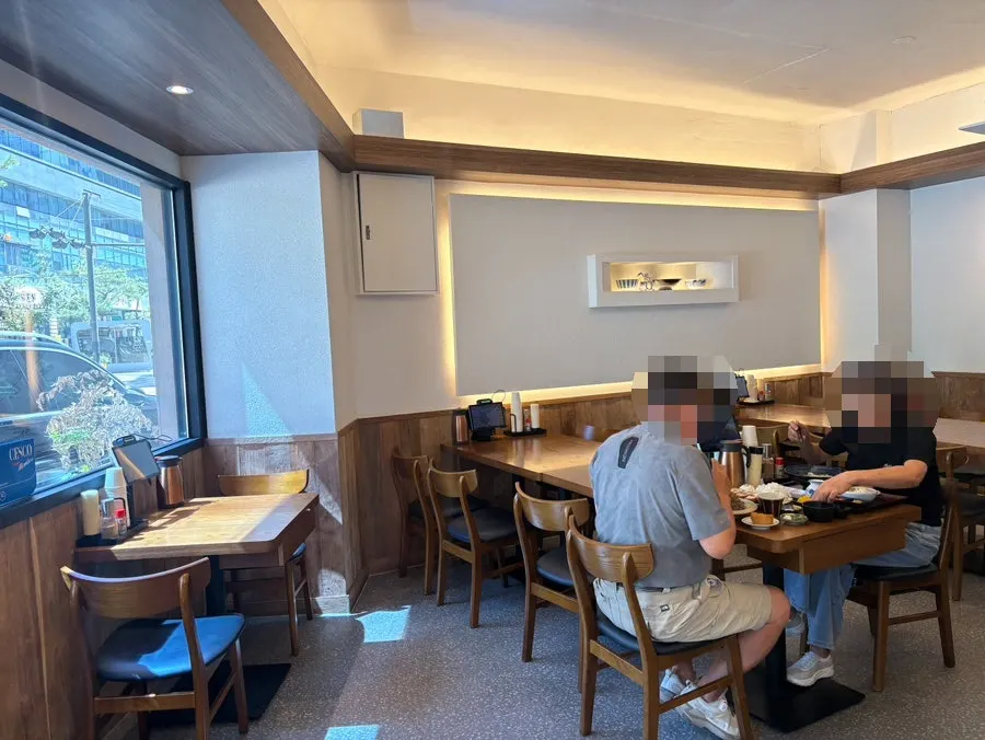 The clean-looking interior of Kosi Seongsu Branch on first impression