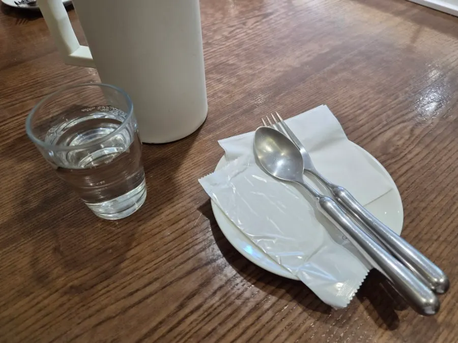 Long table seating with partitions