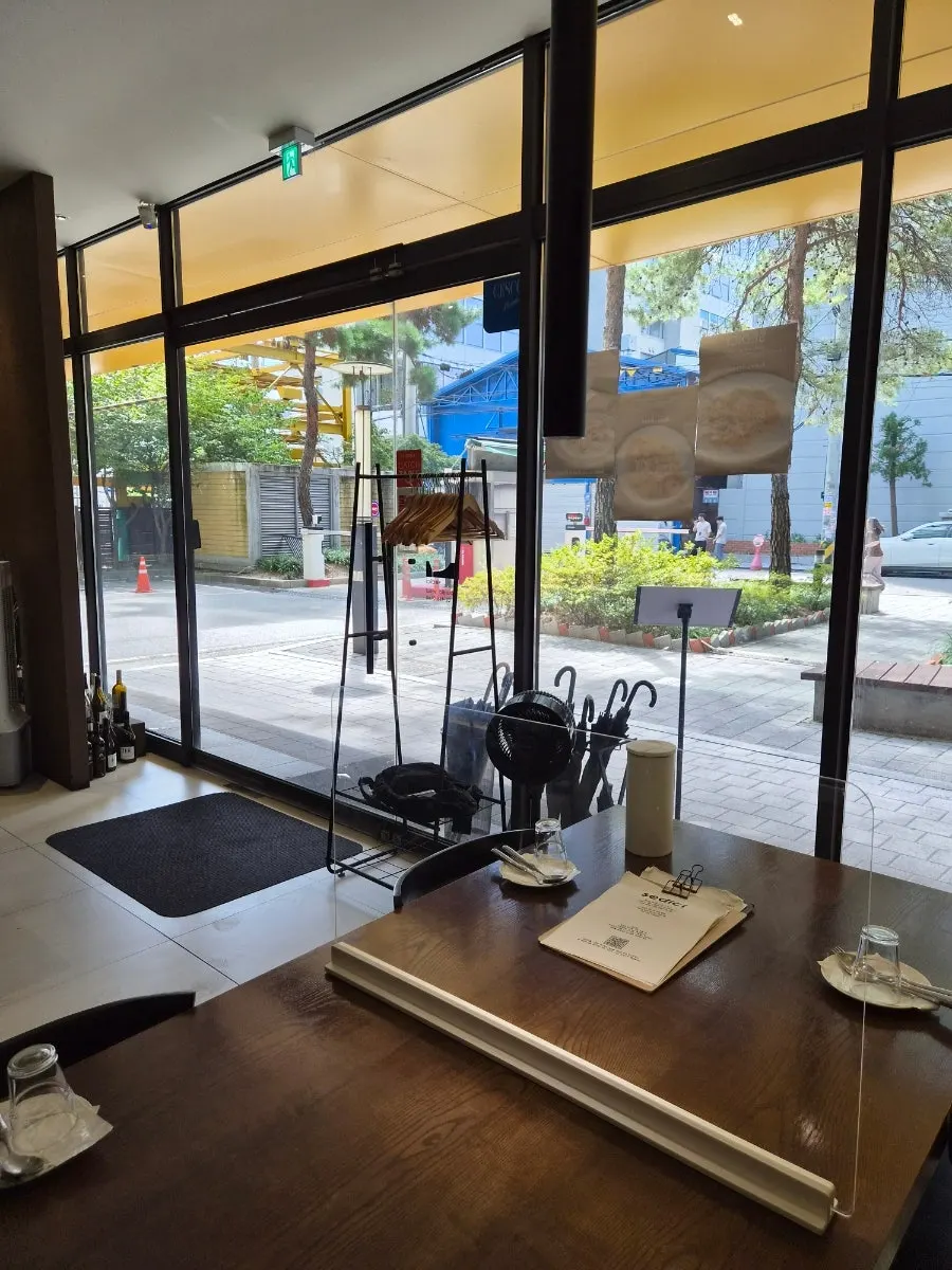 Table seating inside Sedici