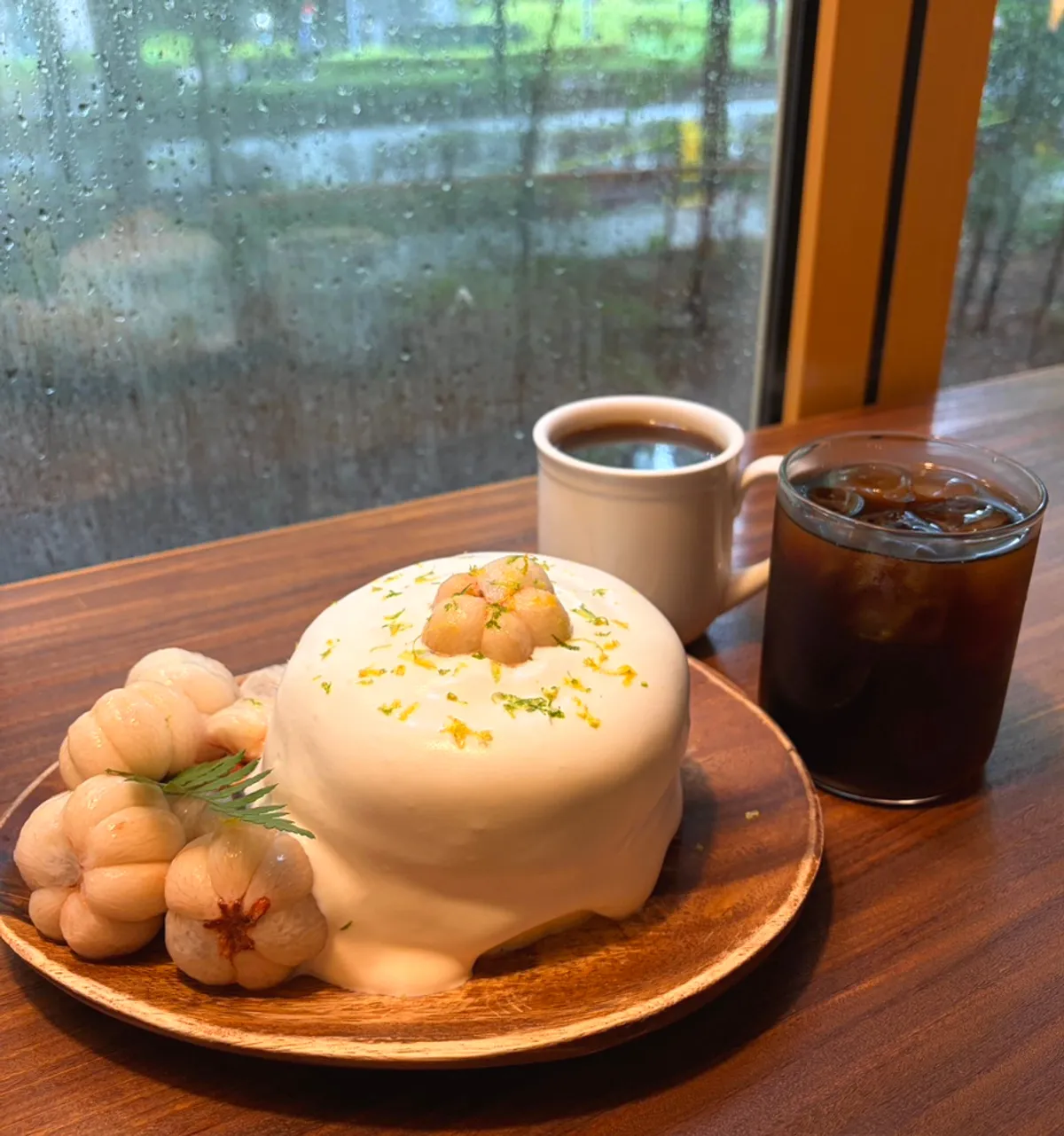 Mango steen soufflé pancake and coffee at 5to7 Seongsu Main Branch