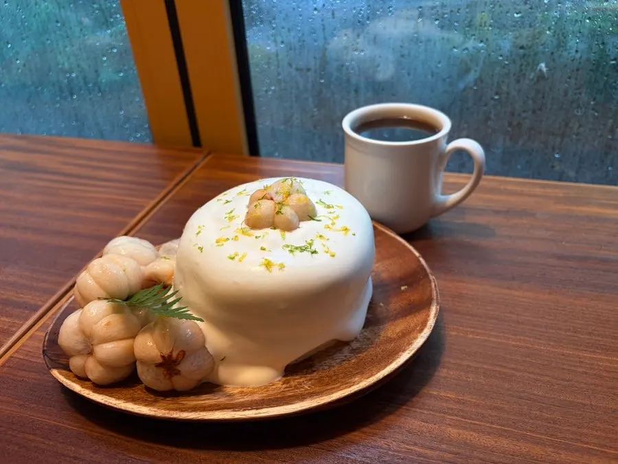 Side view of the three-layered soufflé pancake