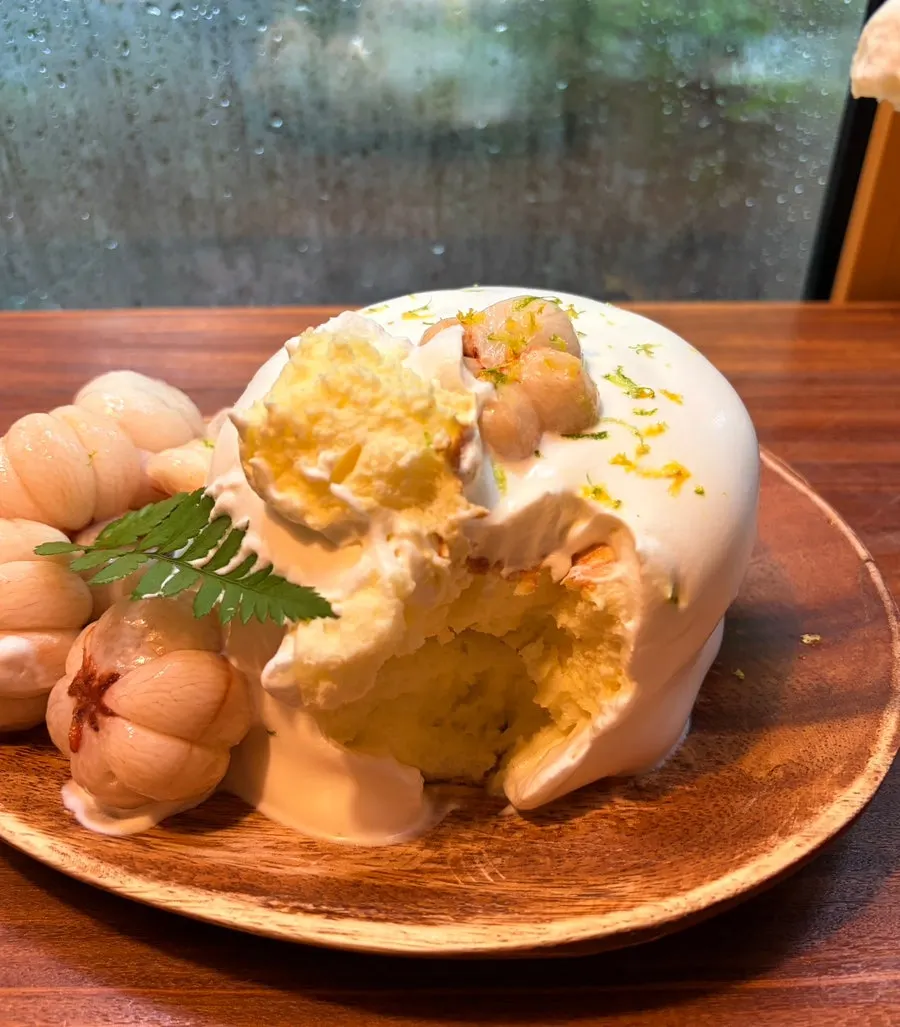 Texture of the soufflé bread scooped with cream