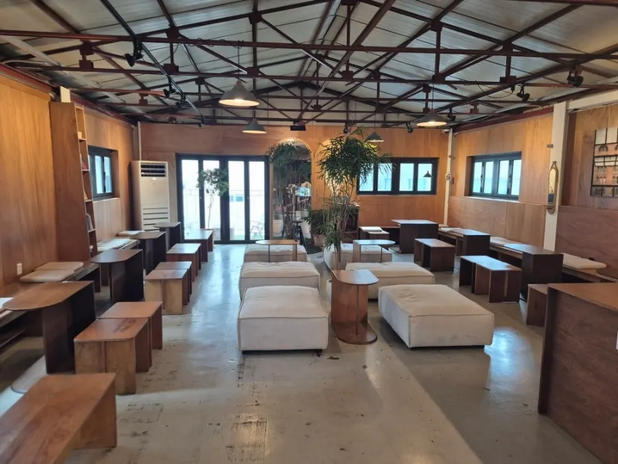 Spacious Biat Seongsu café interior