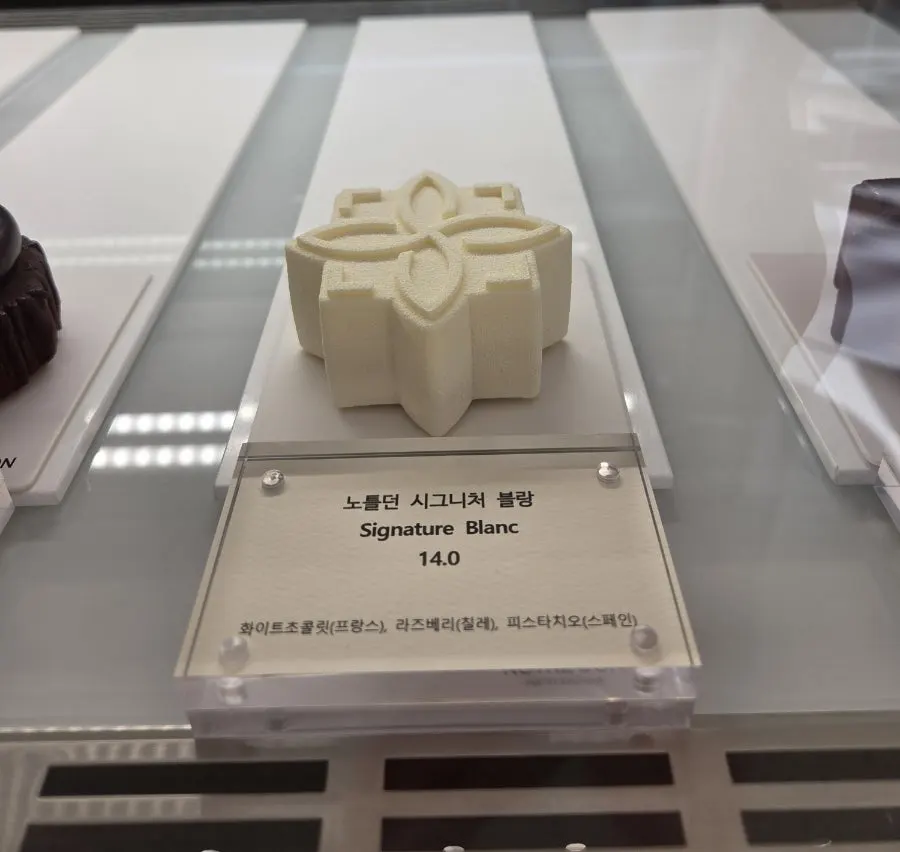 Cake display case at Notldun in Seongsu