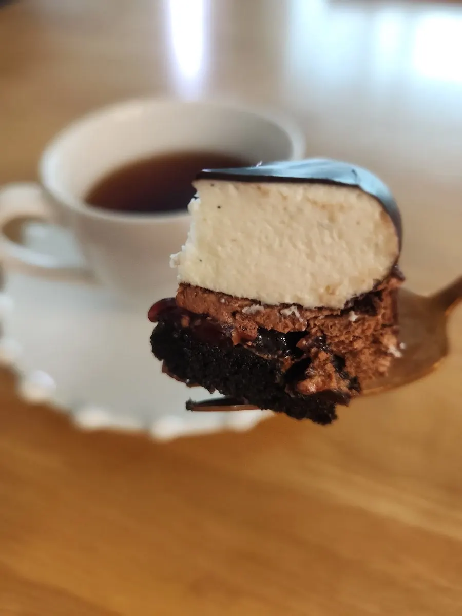 Cream and sponge layers of the Mascar Berry cake