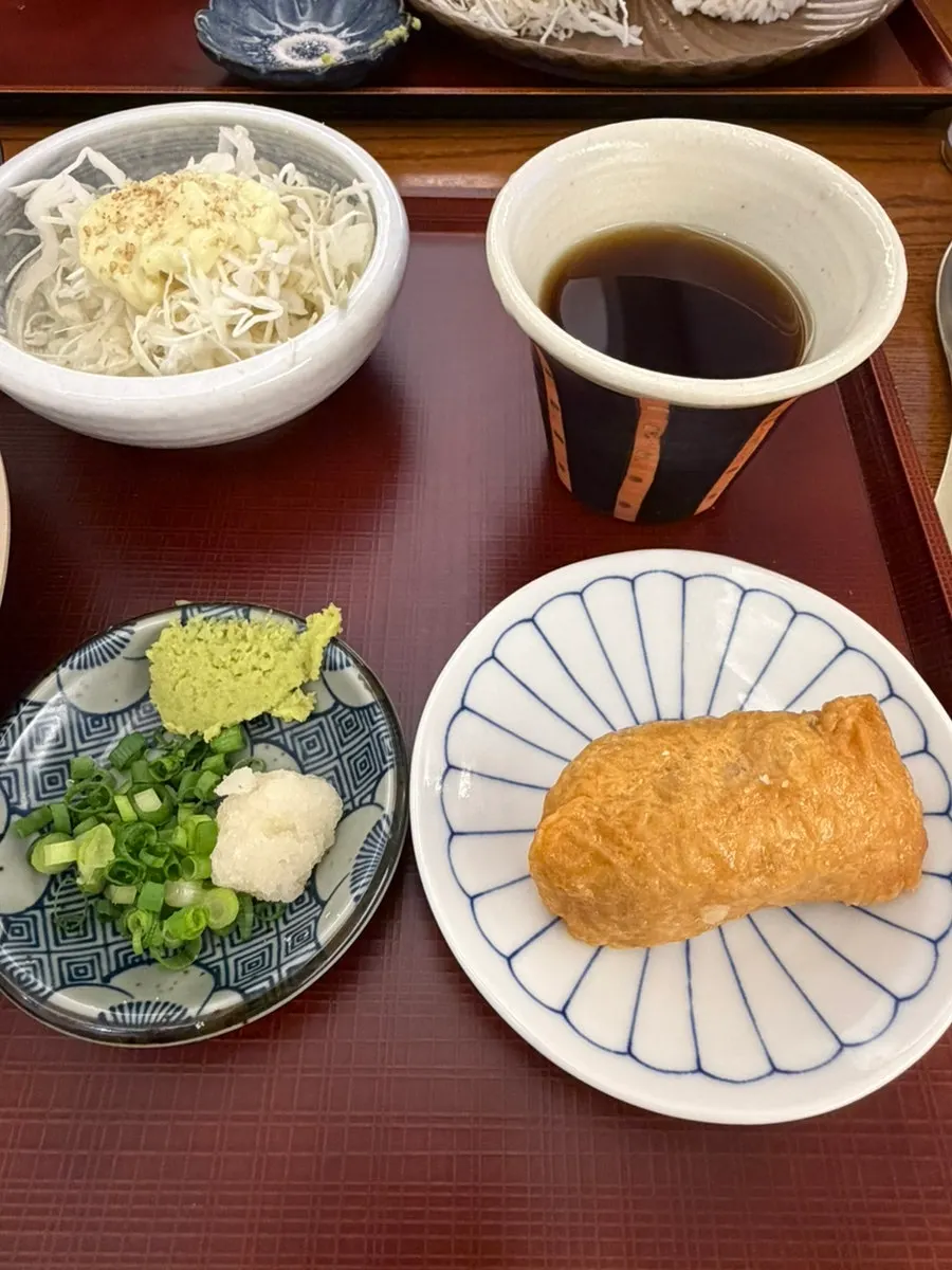 Fried tofu sushi served alongside the zaru soba