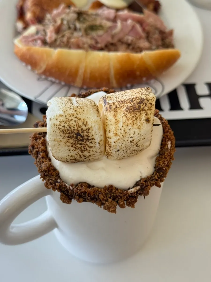 Buljangnan cream coffee topped with marshmallow