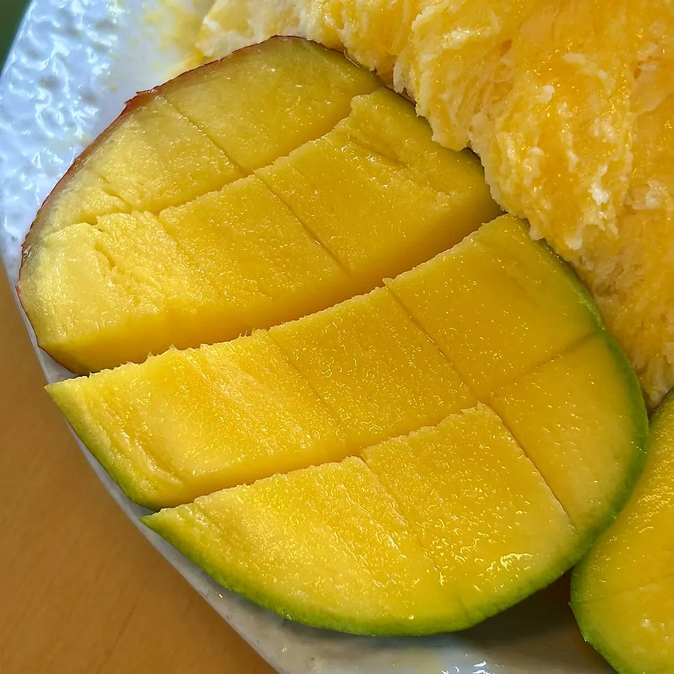 Fresh mango topping piled on without gaps