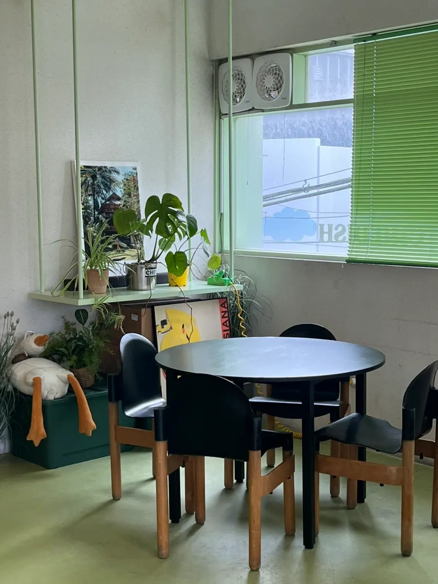 차일디쉬 디저트와 커피가 놓인 테이블