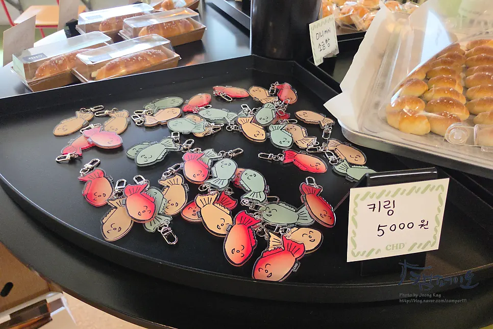 바닐라라떼와 무설탕 아이스티가 놓인 테이블