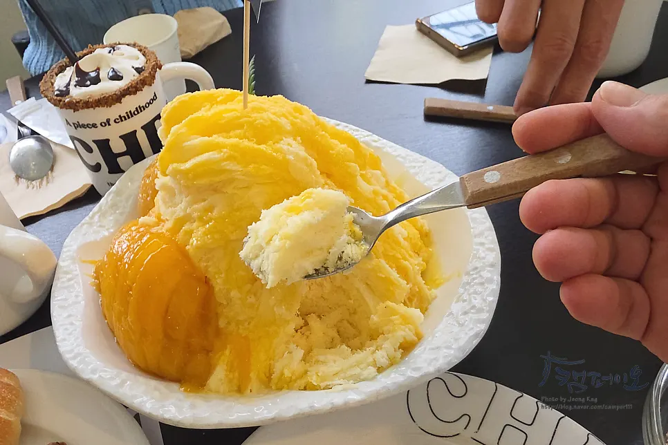 테이블에 차려진 소금붕어빵 여러 종류