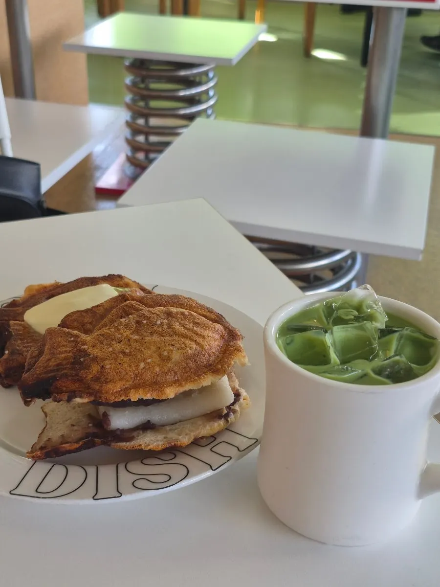 Visit to Childish, a dessert café on Yeonmujang-gil in Seongsu-dong