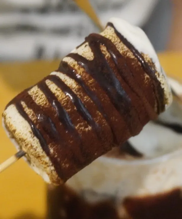 진한 초코라떼와 커다란 마시멜로