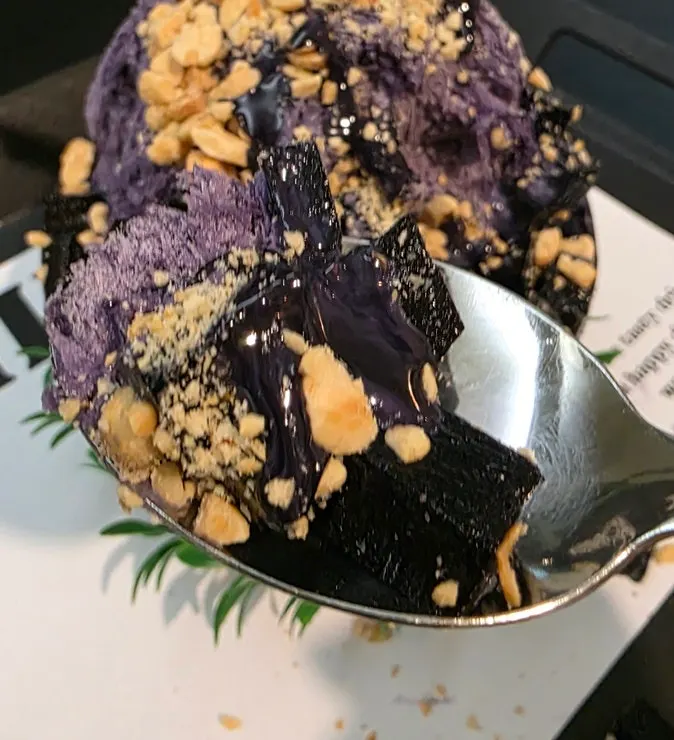 우베젤리와 견과류가 올라간 우베빙수