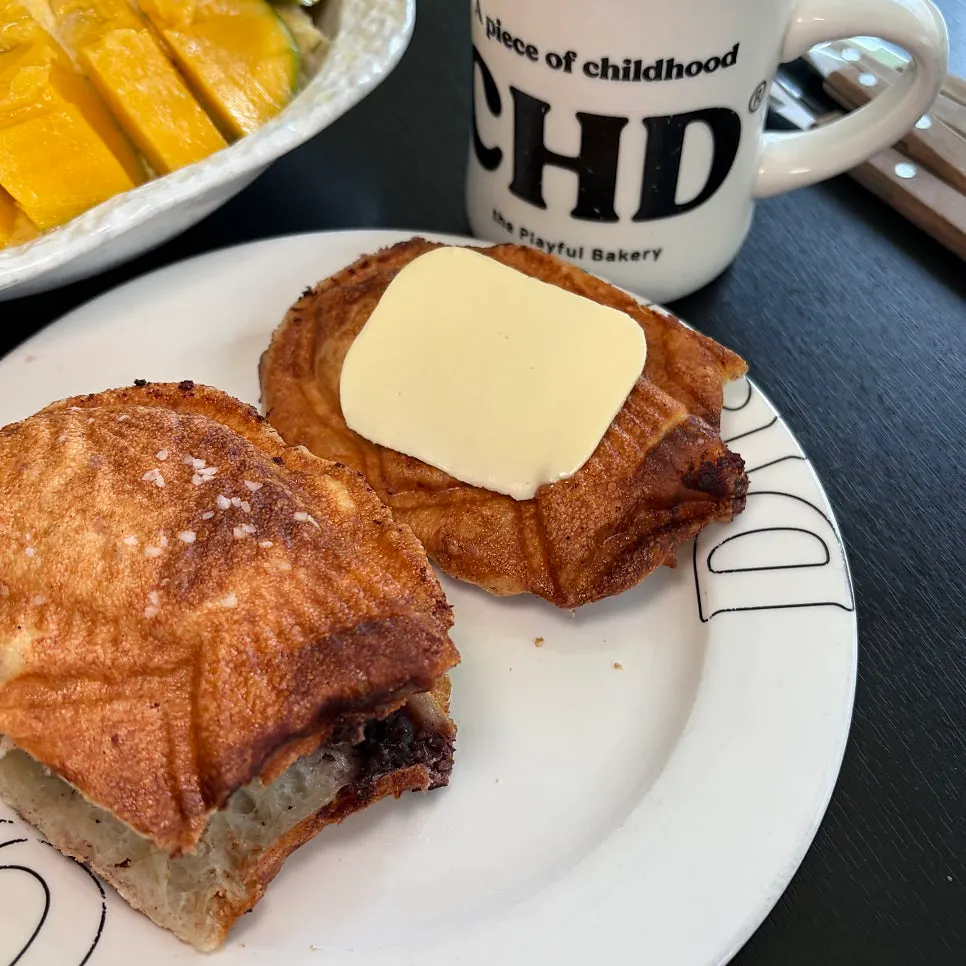 Cross-section of the salted bread taiyaki cut in half