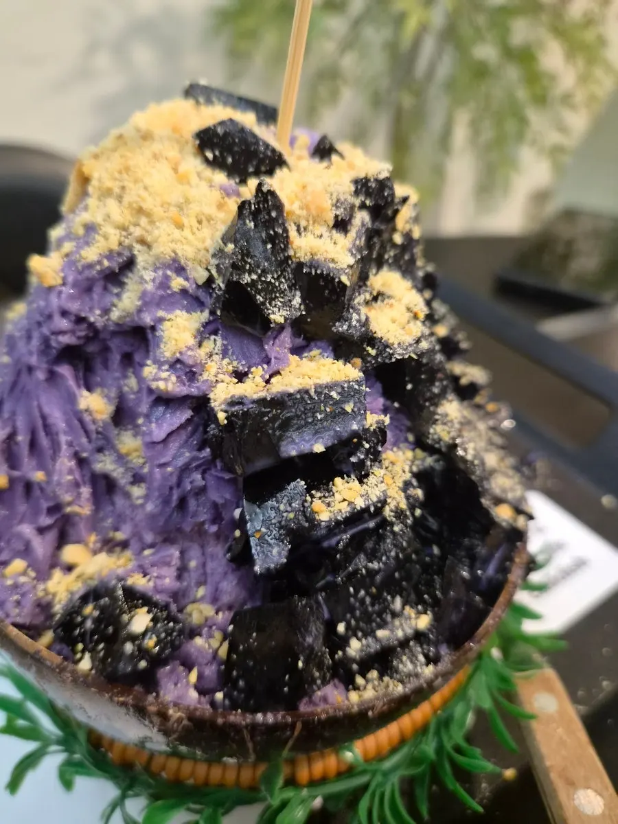 Side of the ube bingsu ringed with ube jelly
