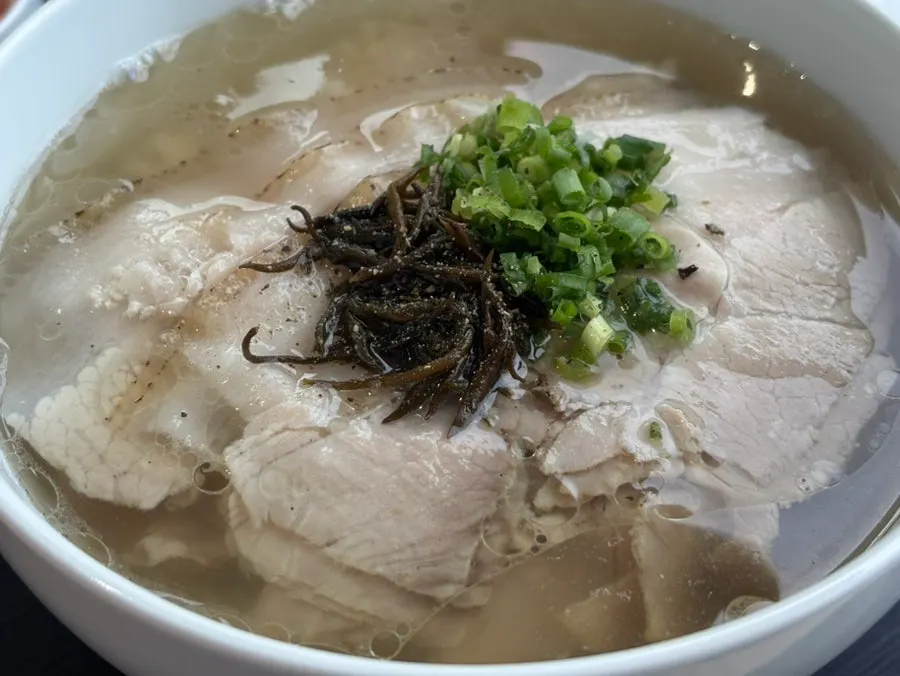 Pork gomtang topped with tot and green onion