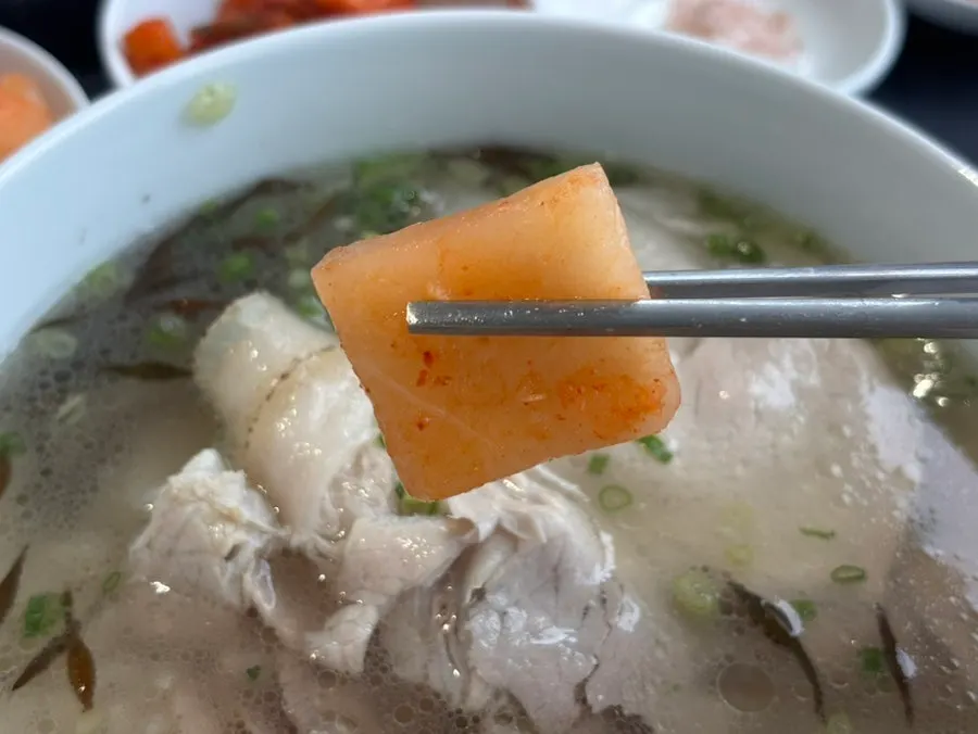 A bowl of the pork gomtang set