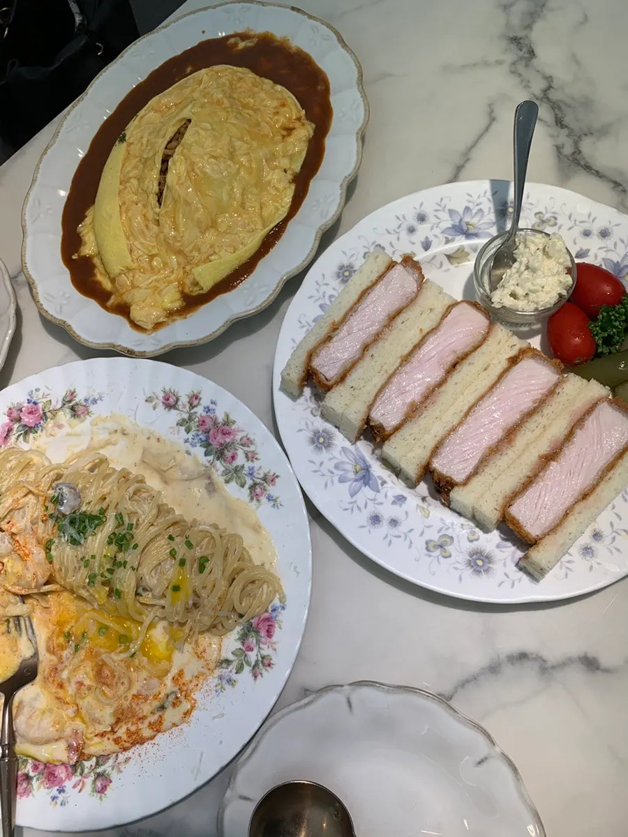Darak omurice table setting