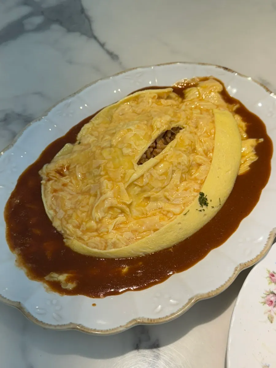 Darak omurice before the egg is cut open