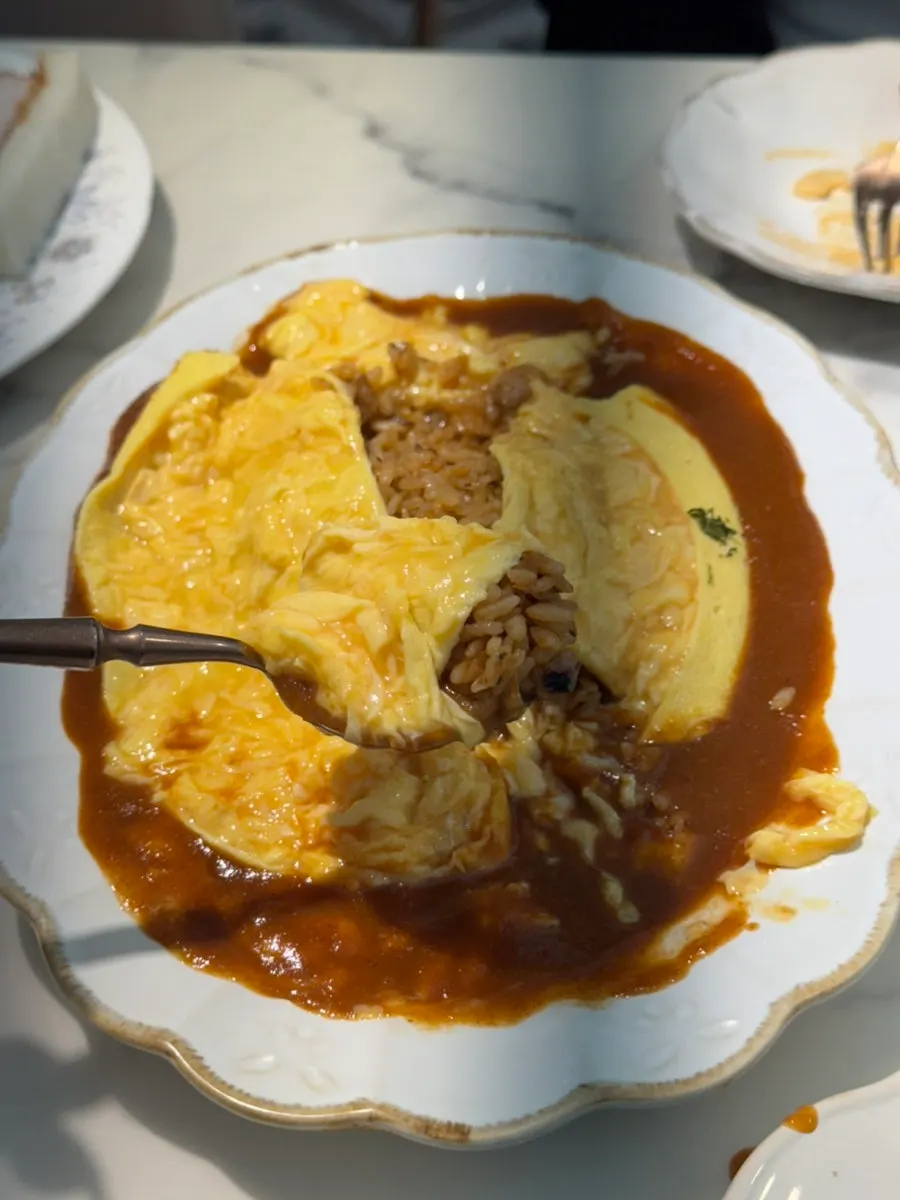 Fried rice inside the darak omurice after the egg is cut open