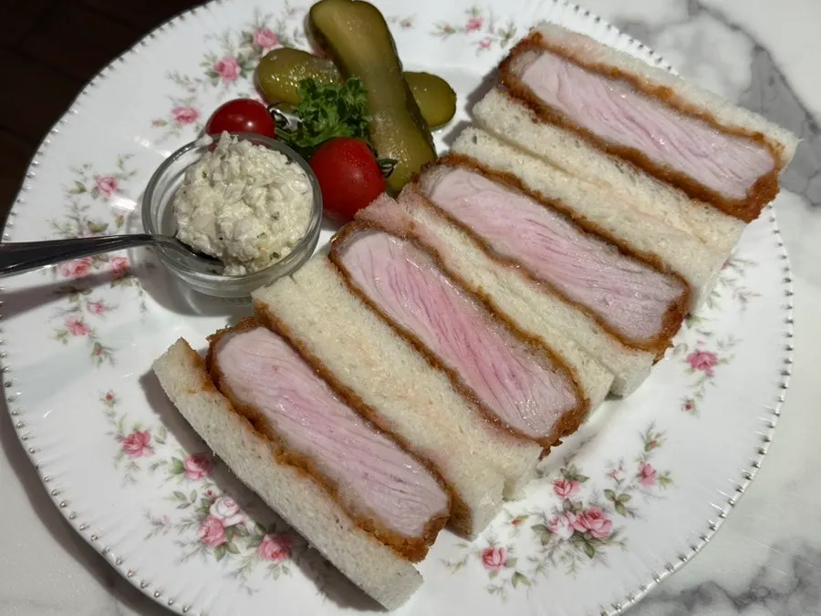 단면이 보이는 카츠 산도 접시