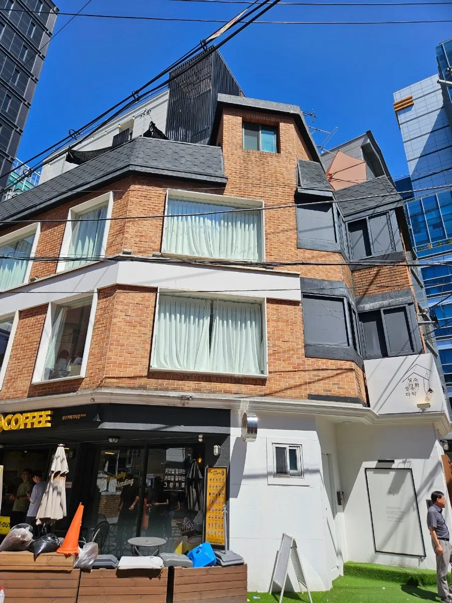 Exterior of the Seongsu Darak building, a 10-minute walk from Seongsu Station