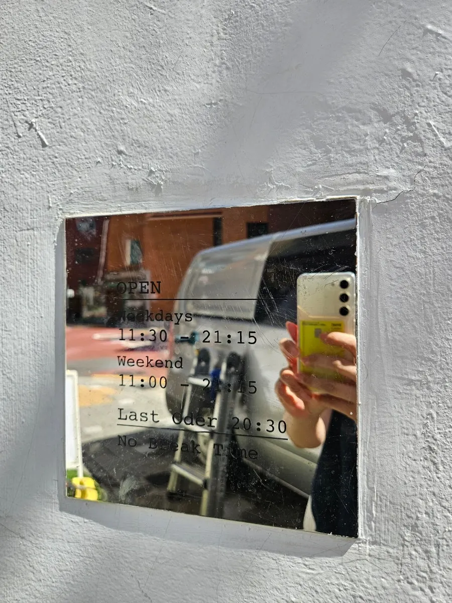 Business hours sign at Seongsu Darak