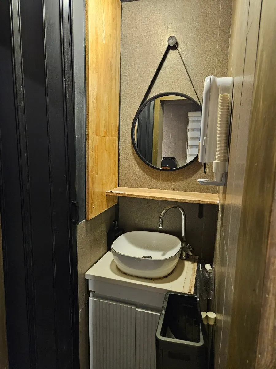 Clean bathroom at Seongsu Darak, complete with mouthwash