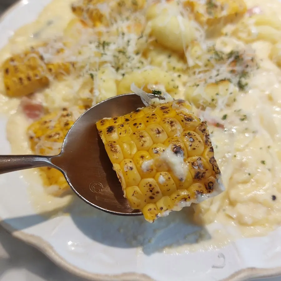 크림을 묻힌 뇨끼 한 알