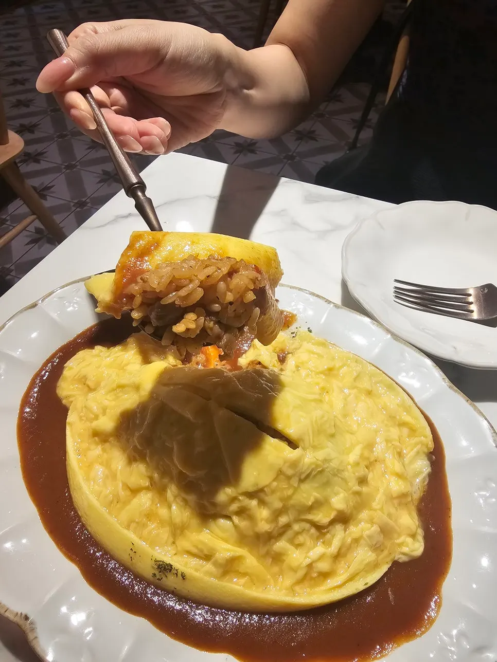 커팅 퍼포먼스가 있는 다락오므라이스