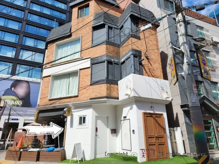 View around the entrance of the Seongsu Darak building