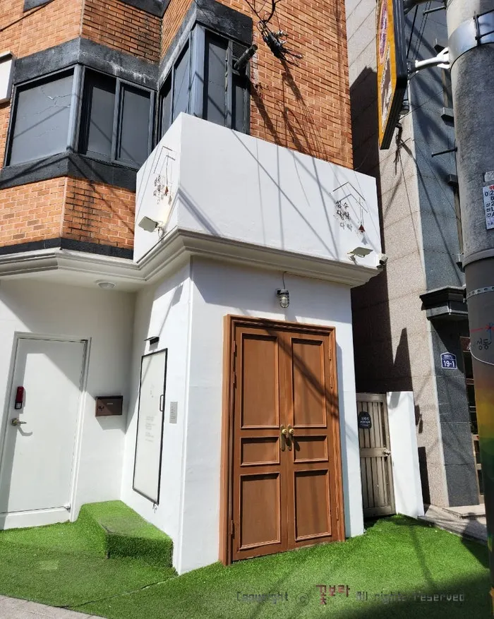View inside the alley near Seongsu Darak