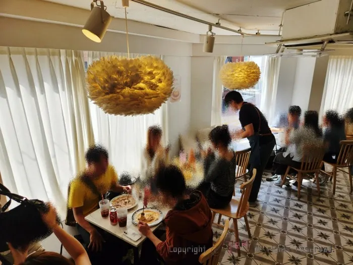 Tables and seating on Seongsu Darak's 2nd floor