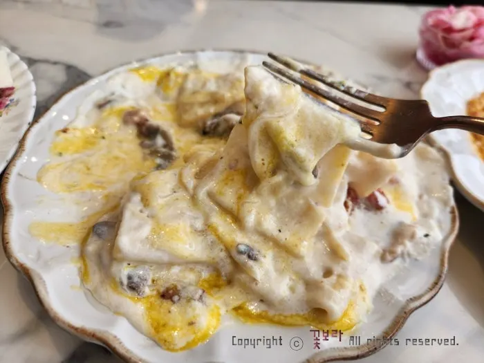 Truffle cream carbonara sauce mixed with egg yolk