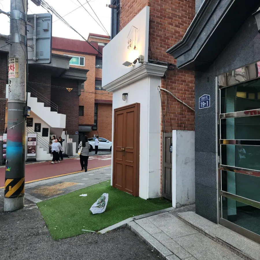 성수다락 건물 외관과 입구 나무문