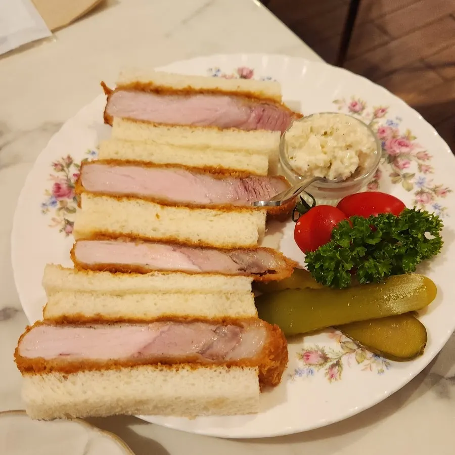 두꺼운 돈카츠 단면이 보이는 카츠산도