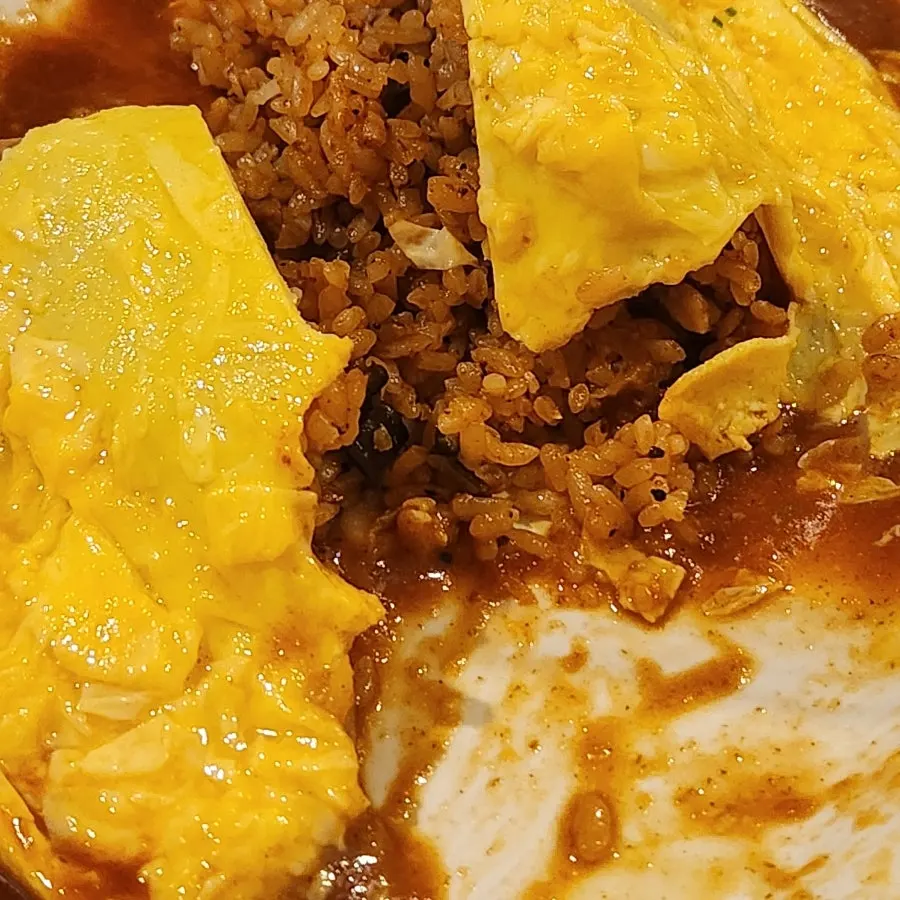 반으로 갈린 오므라이스 단면