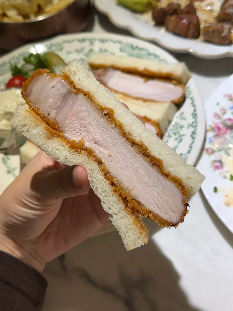 빵 사이에 돈카츠가 든 카츠산도 단면