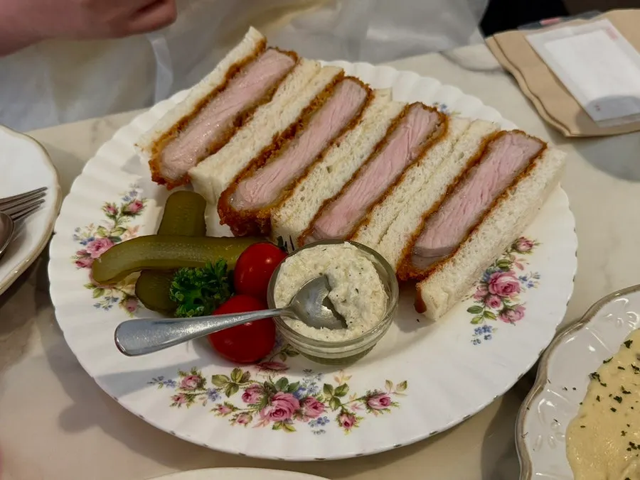 테이블에 차려진 성수다락 세 가지 메뉴
