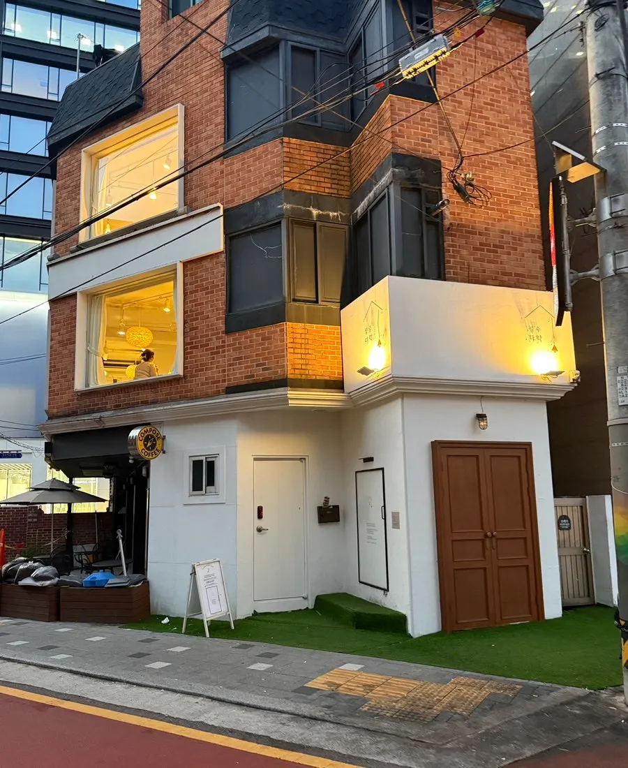 Exterior of Seongsu Darak seen at night