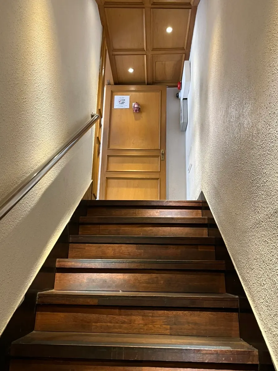 Directions at Seongsu Darak's attic-like entrance