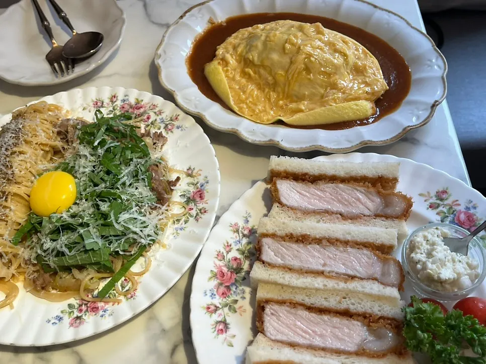 Seongsu Darak dishes served on neat plates