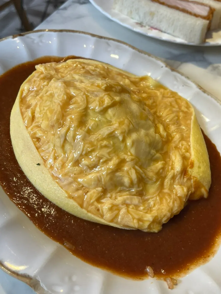 Egg flowing from Darak Omelet Rice after cutting