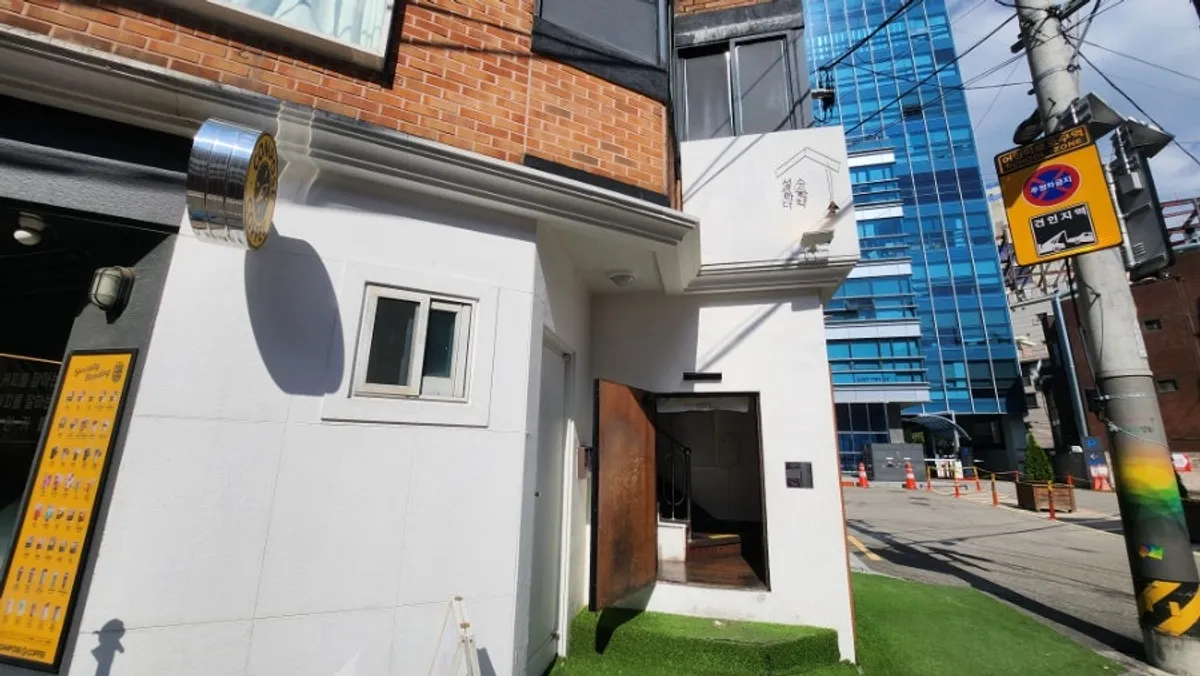 Exterior and entrance of the Seongsu Darak building