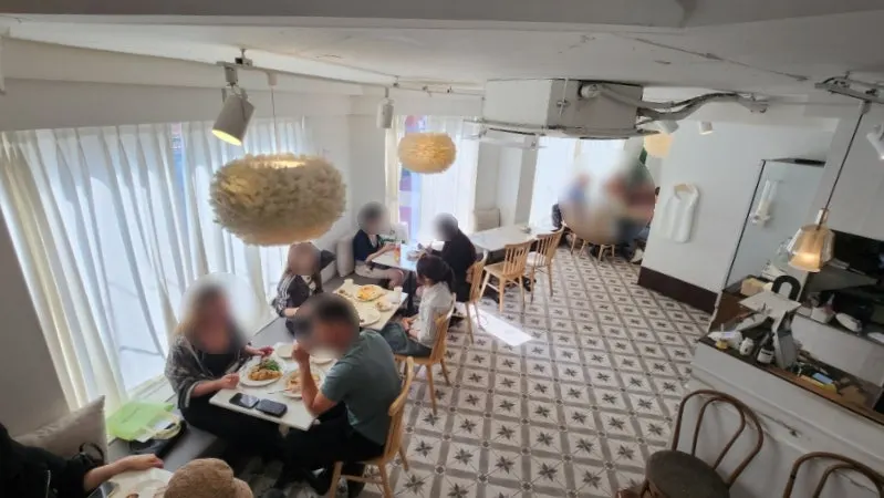 3층으로 올라가며 내려다본 2층 홀 전경