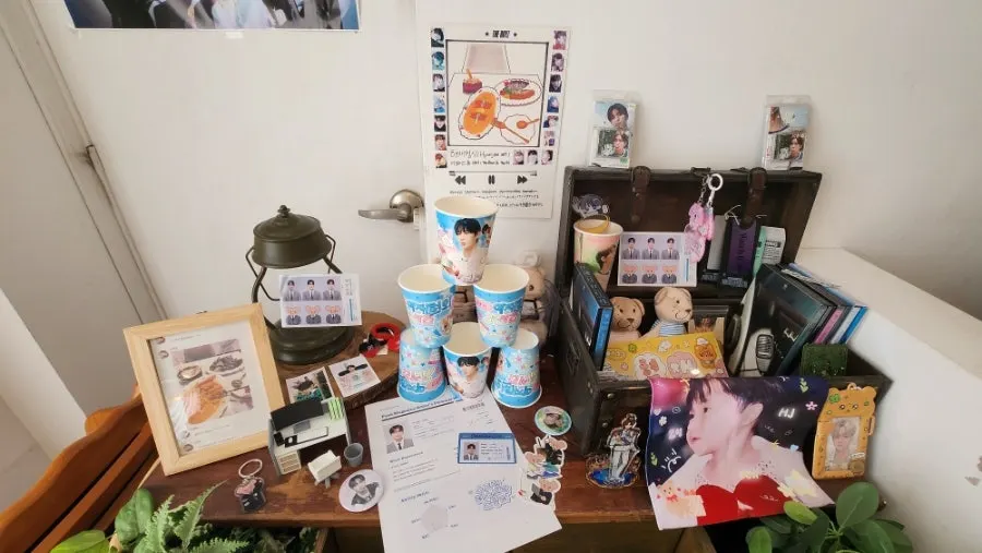 아이돌 굿즈로 꾸며진 성수다락 한쪽 공간