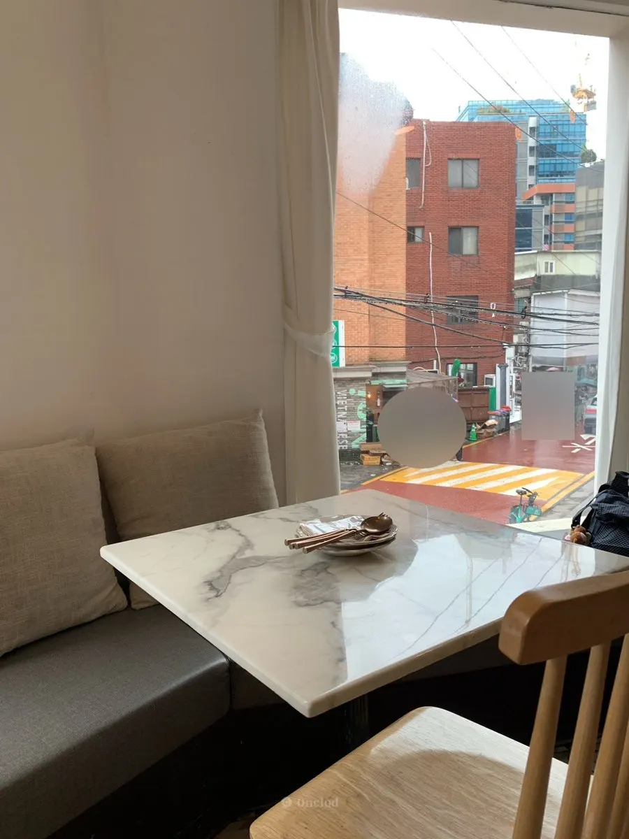우드톤과 아늑한 조명의 성수다락 내부