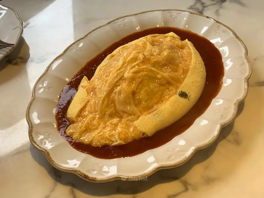 펼쳐진 부드러운 계란과 볶음밥